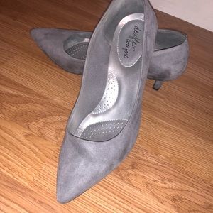 DEXFLEX COMFORT GREY SUEDE SIZE 9 pumps